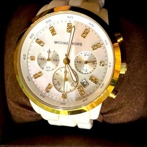 New & Beautiful MICHAEL KORS Women’s Watch White Mother Of Pearl face. MK5218